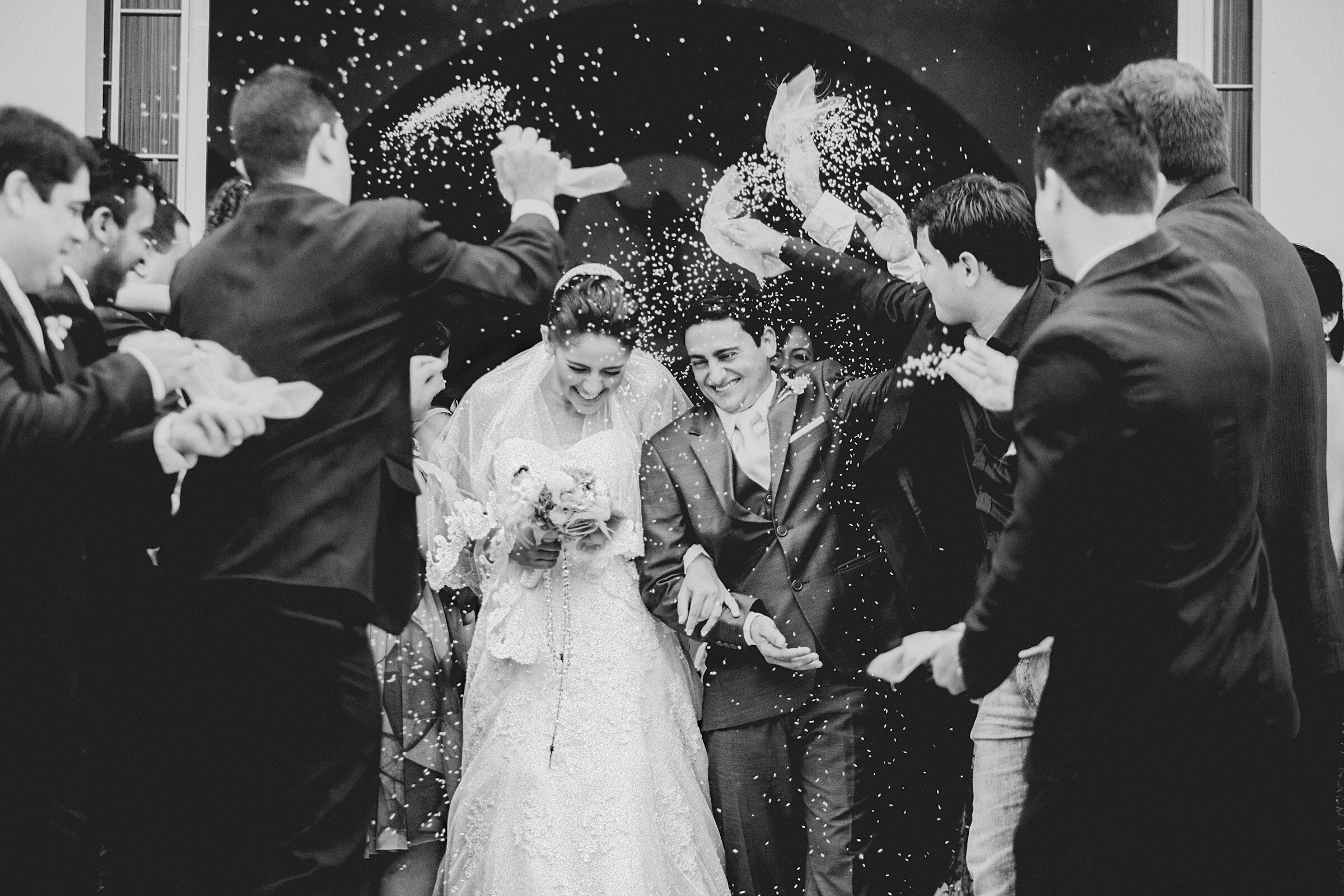 Novios saliendo de la ceremonia entre una lluvia de arroz